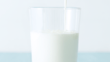 Glass med syrnet melk