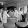 Meieriarbeidere inspiserer ostehjul i 1925