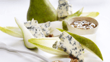 Blåmuggosten Selbu Blå med pære og chutney i bakgrunnen