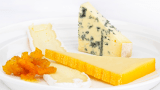 Chutney, brie, kittmodnet ost og blåmuggost på tallerken