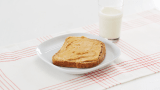 TINE Prim på brødskive og melkeglass