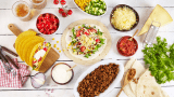 Tacoskjell, tomater, kjøttdeig, tacolefser, TINE Revet ost, salat, agurk, mais, TINE Rømme - kort sagt alt du trenger for en herlig tacokveld