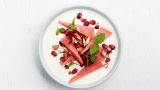 Naturell yoghurt i skål med vannmelon, granateple og mandler