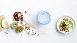 TINE Yoghurt Naturell i skål med kiwi, epler og nøtter