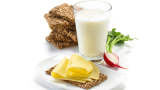 Melk og knekkebrød med gulost til frokost