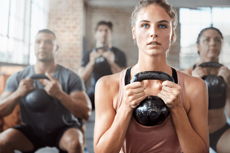 Dame trener med kettlebell