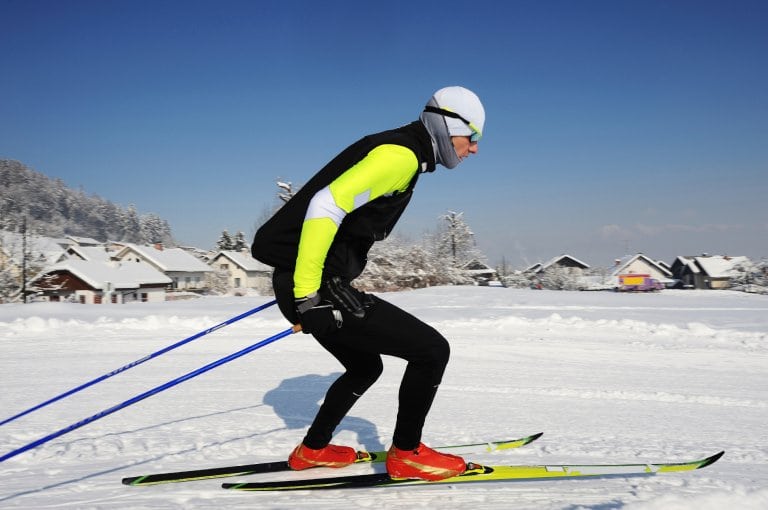 Mann viser dobbelttak med fraskpark på ski