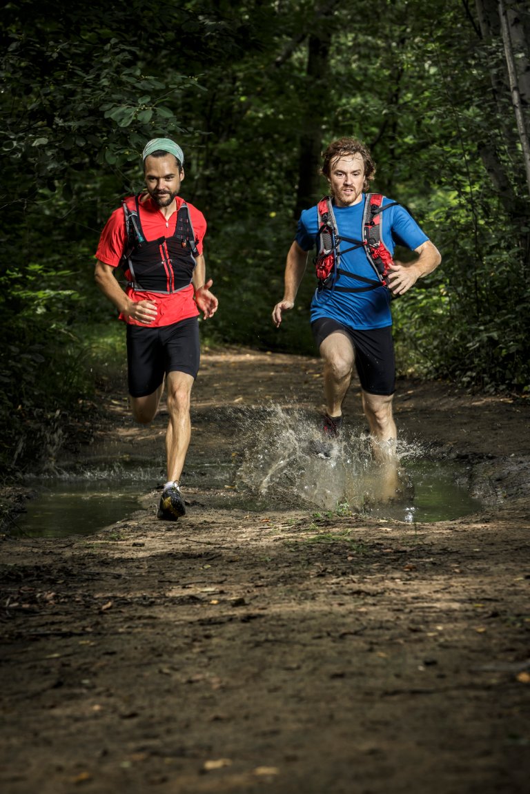 To menn løper i skogen