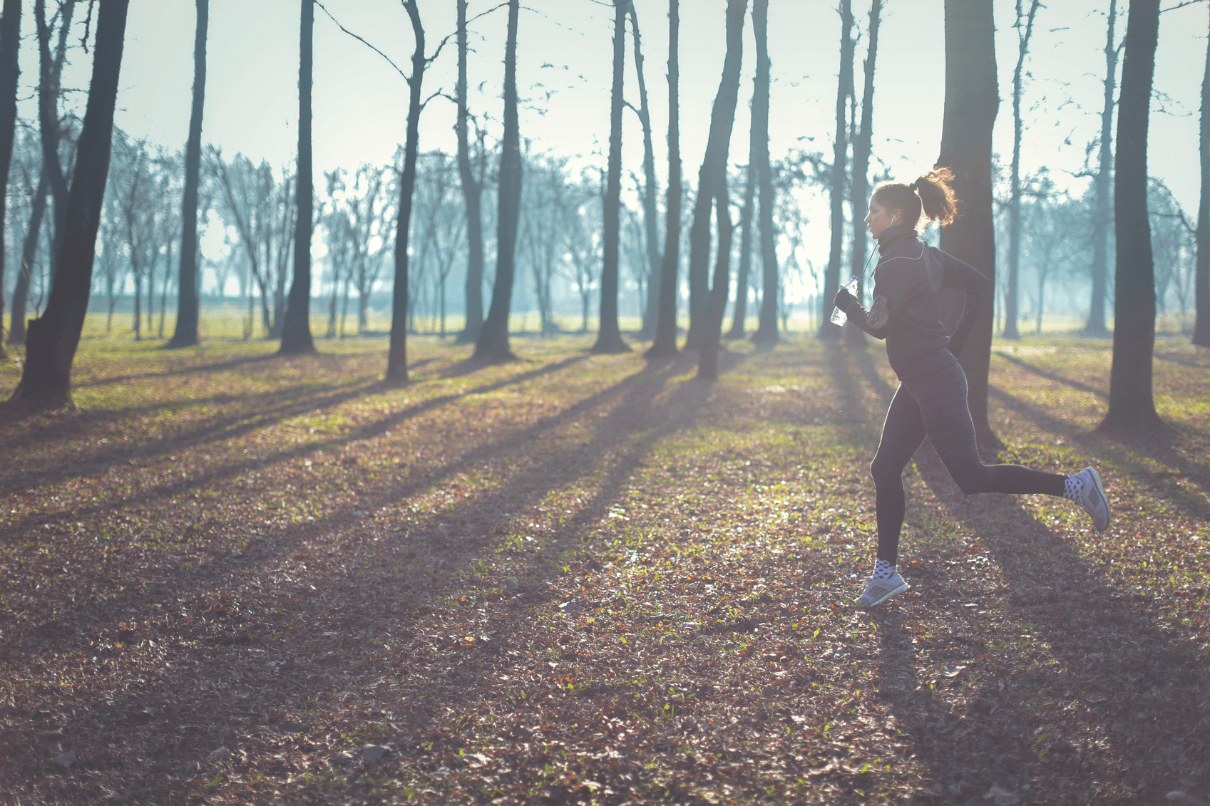 Kvinne løper i skogen