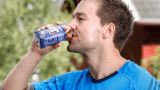 Mann drikker YT Restitusjonsdrikk etter trening