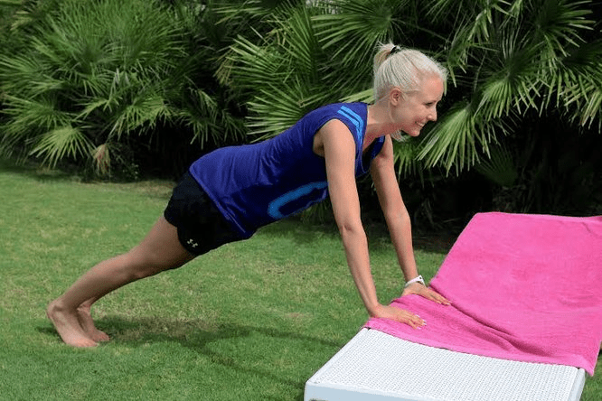 Dame utfører push-ups på solsengen
