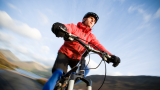 Mann sykler på terrengsykkel i fjellheimen