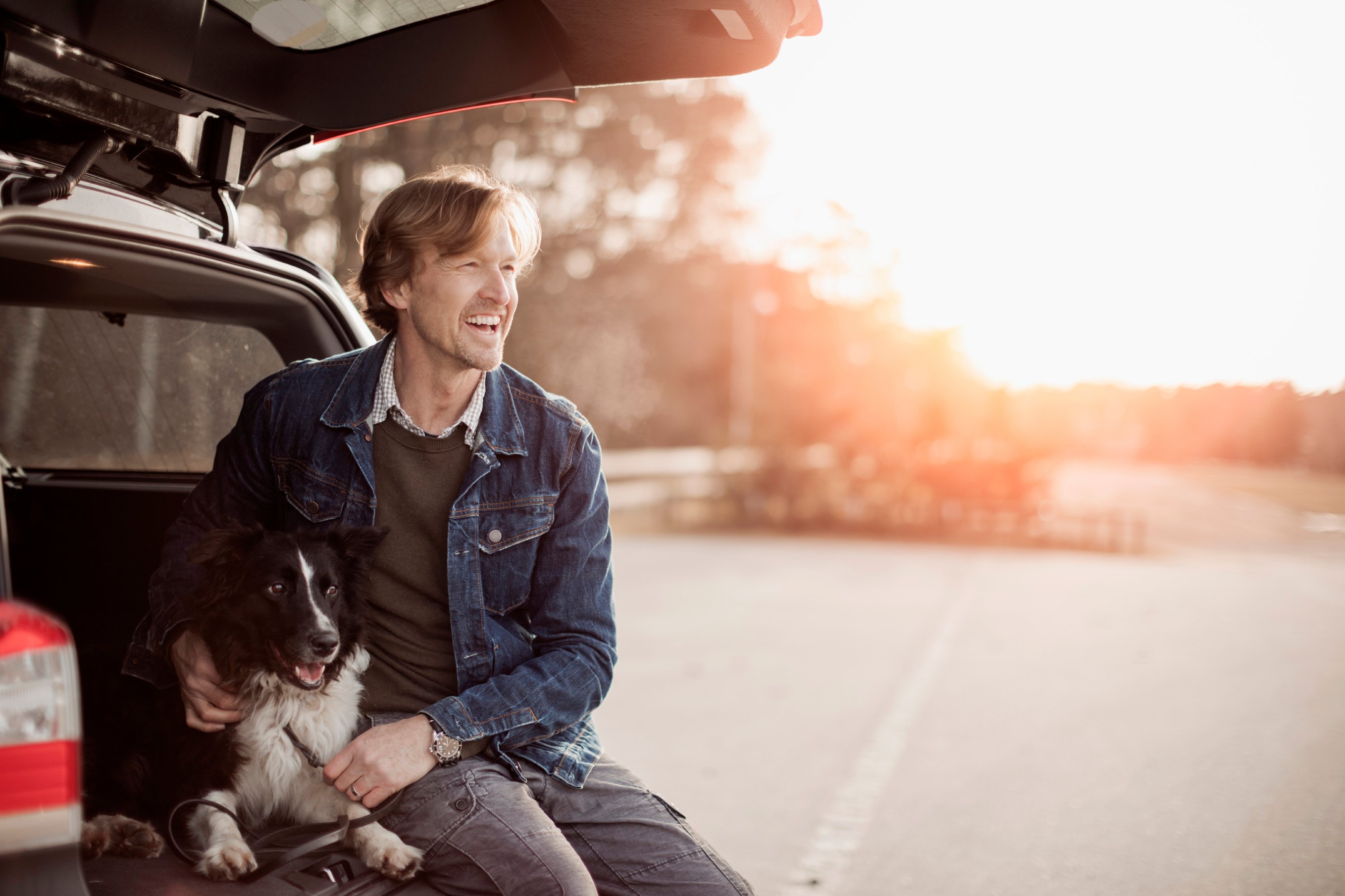 Mann og hund i bil