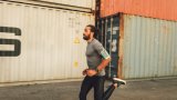 Mann løper utendørs ved containere