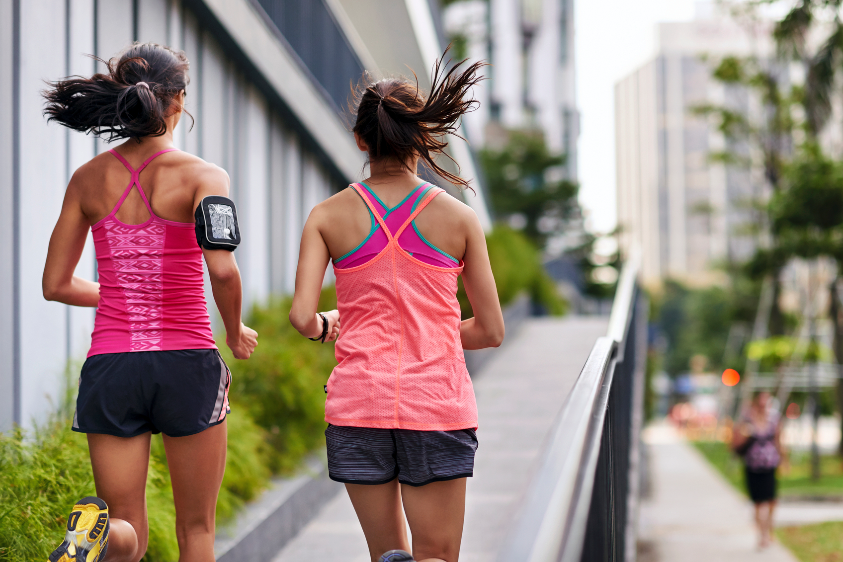 To damer løper i byen