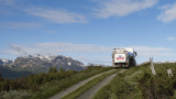 Tankbil fra TINE kjører over fjellet