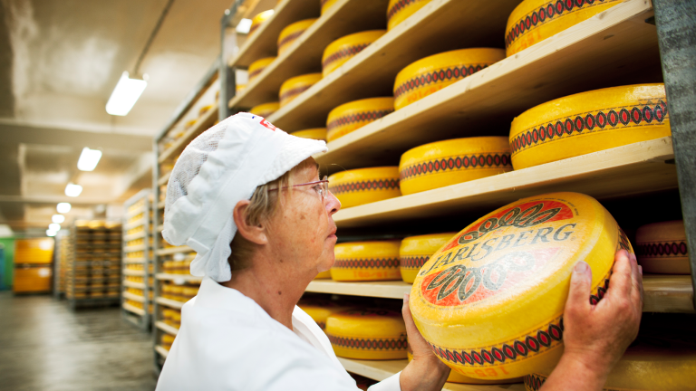 Hver eneste Jarlsberg®  vendes for hånd(displayname)