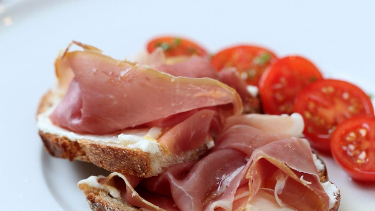 Stekt brød med kremost og skinke