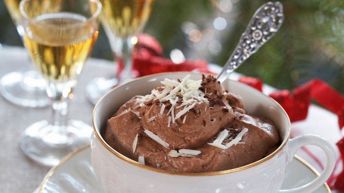 Next ImageGløggsjokolademousse med krydderristede pekannøtter
