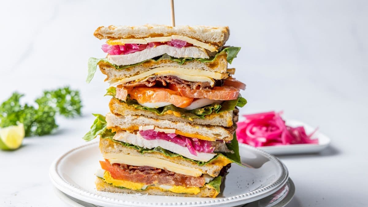 Club sandwich med kylling, bacon og Jarlsberg®