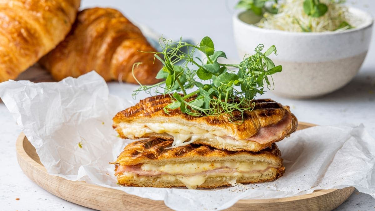 Croissant med ost og skinke