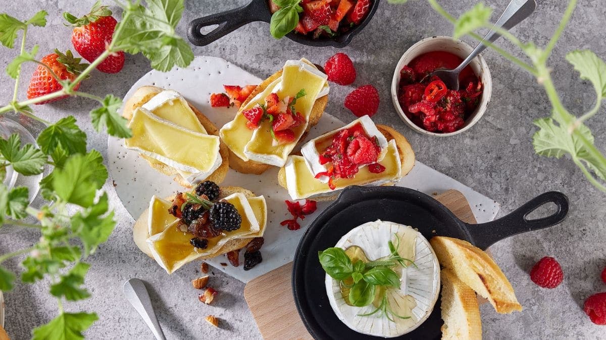 Bakt brie med bær