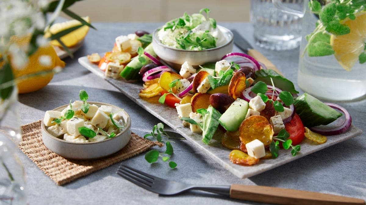 Next ImageGresk salat med ost, poteter og yoghurtdressing