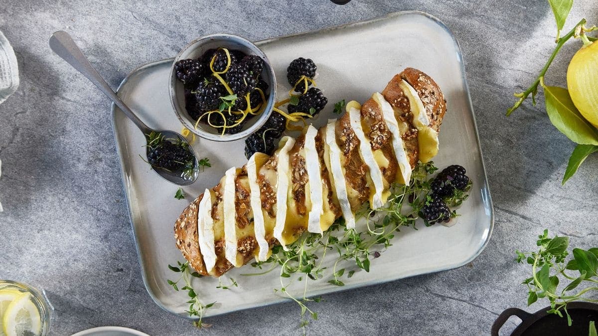 Bakt brie i hvitløksbrød