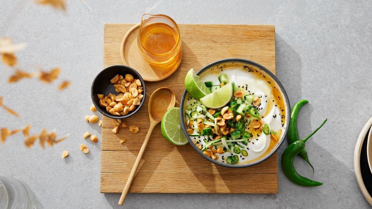 Yoghurt med nøtter, chili og honning