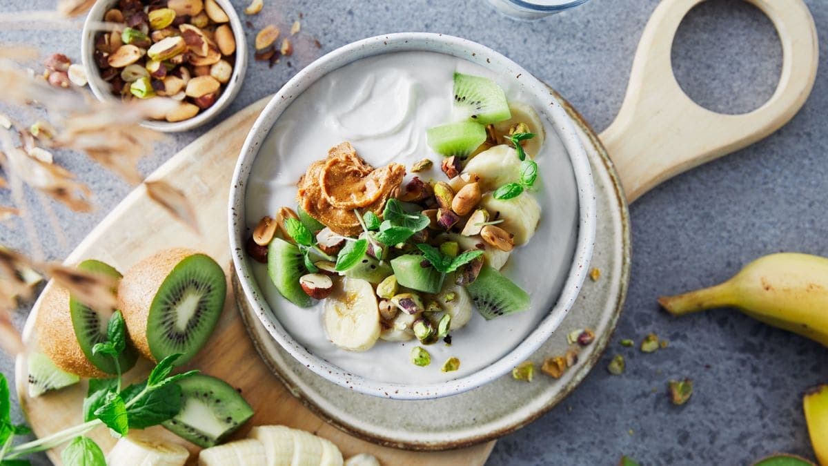 Yoghurt med frukt og peanøttsmør