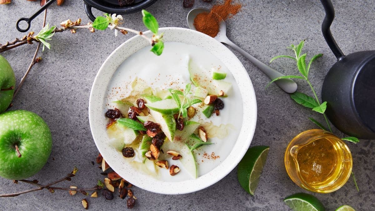 Yoghurt med eple og ristede mandler