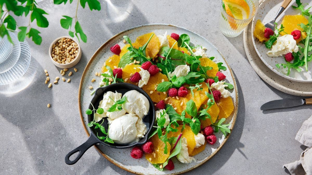 Salat med mozzarella, appelsin og bringebær