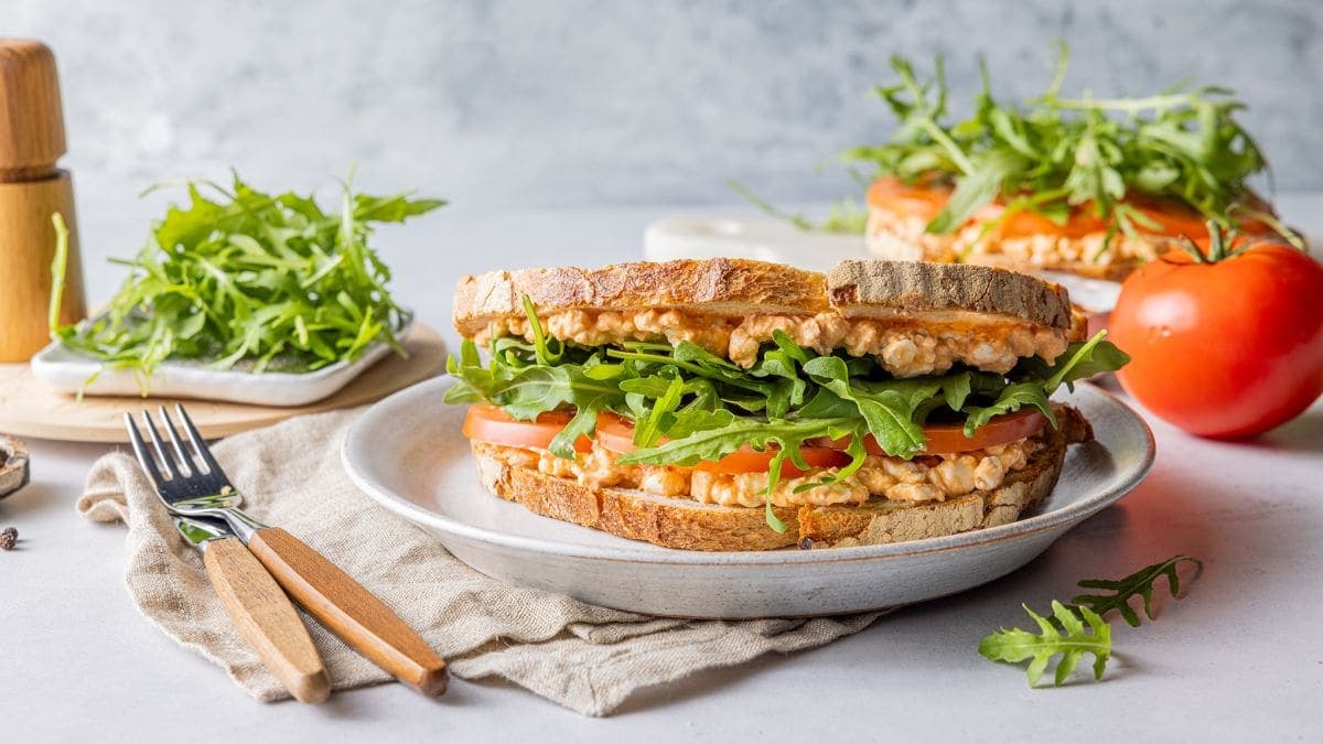 Sandwich med cottage cheese og rød pesto