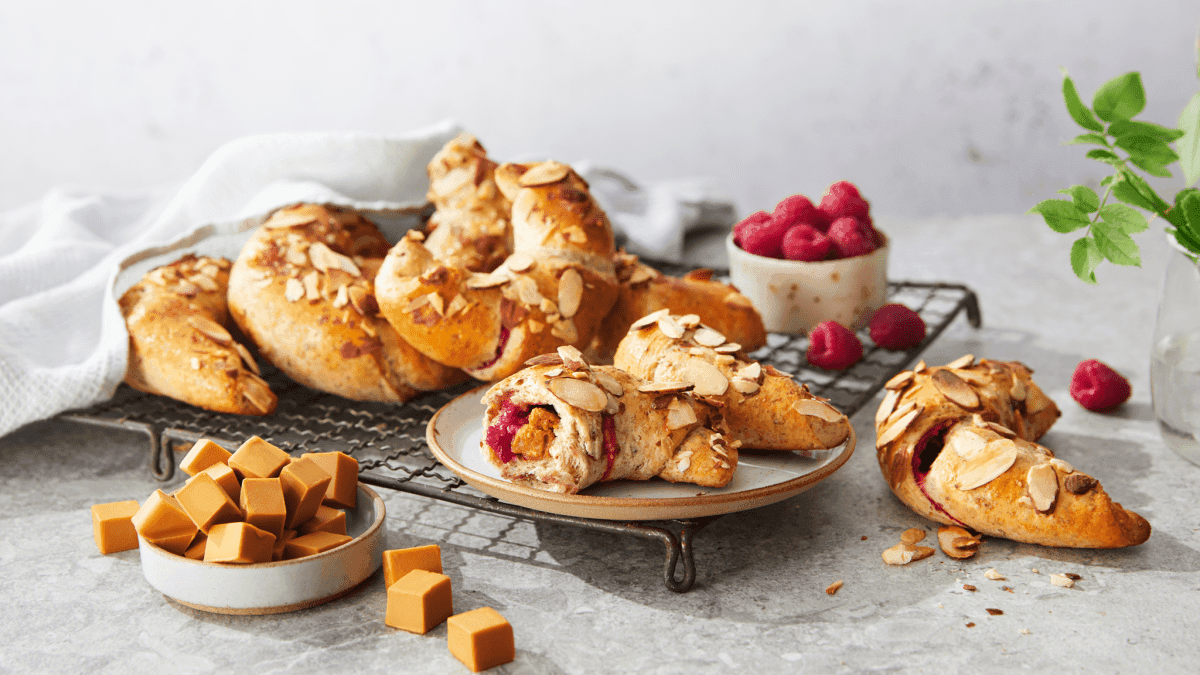 Horn med kefir, brunost og bringebær