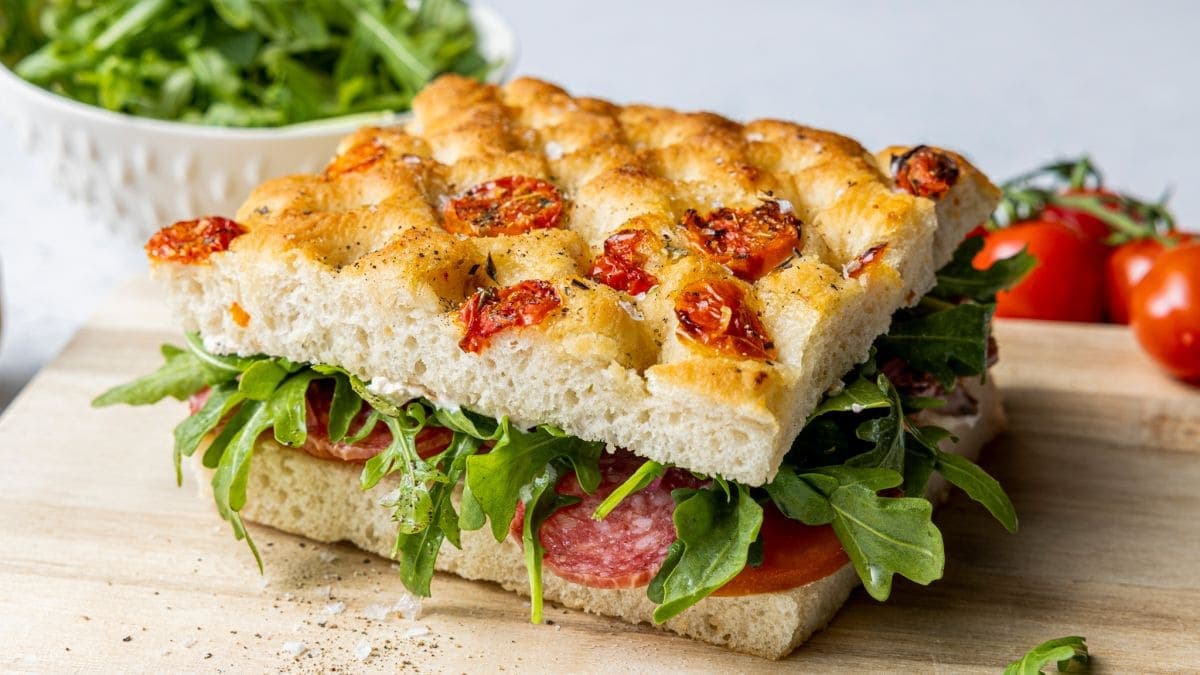 Focaccia med kremost og salami