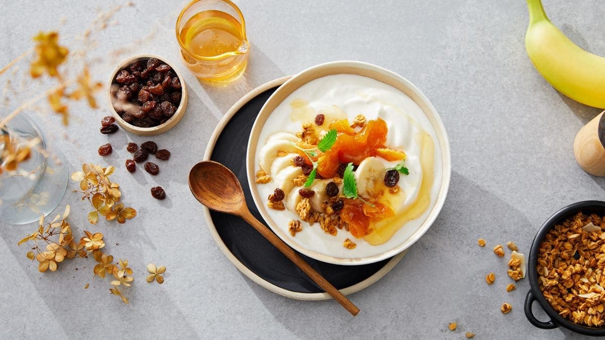 Vaniljeyoghurt med banan, aprikos og honning