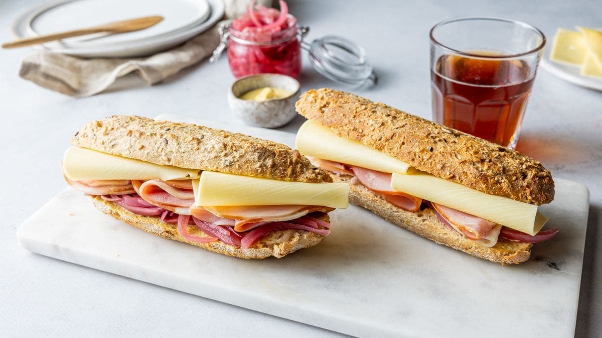 Baguette med Norvegia® Smaksrik, røkt skinke, sennep og syltet rødløk