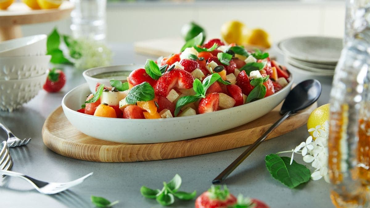 Melonsalat med jordbær og salatost