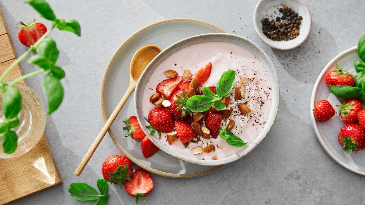 Jordbæryoghurt med mandler og basilikum