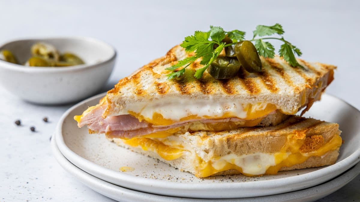 Toast med cheddar og skinke