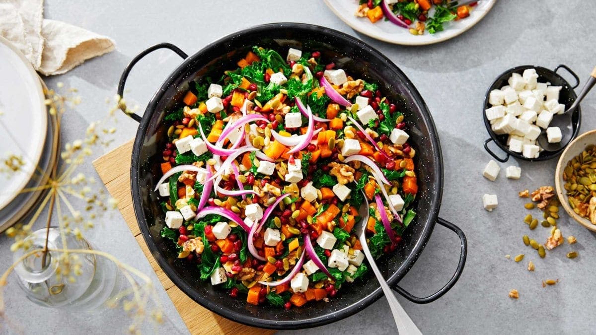 Grønnkålsalat med bakt søtpotet og salatost