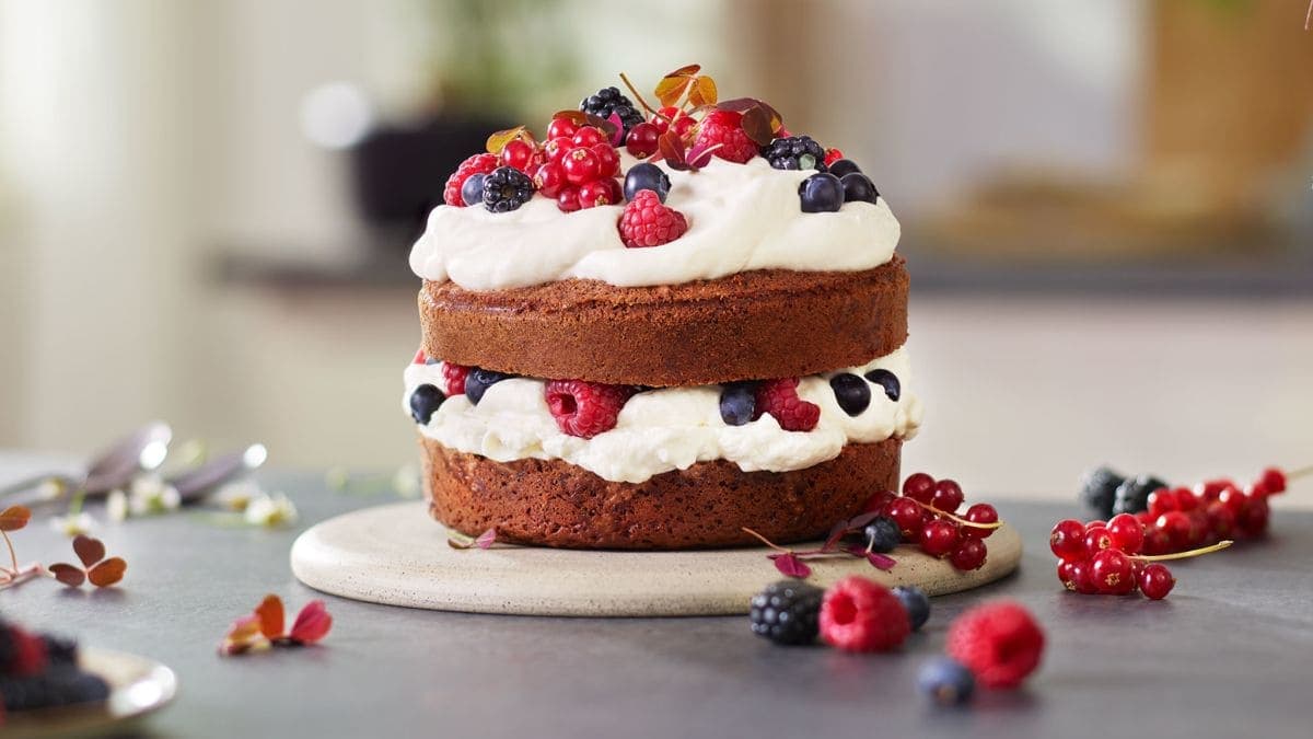 Sjokoladekake med krem og bær