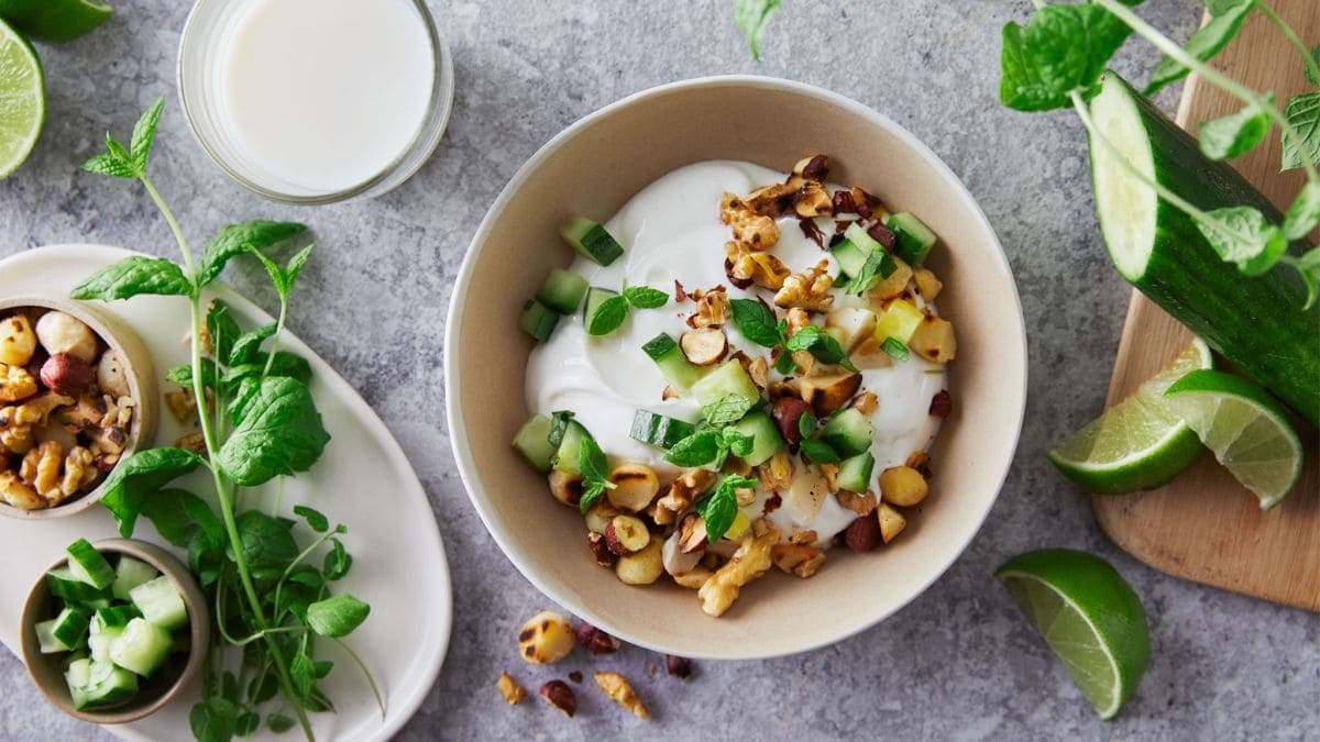 Yoghurt med agurk, nøtter og mynte