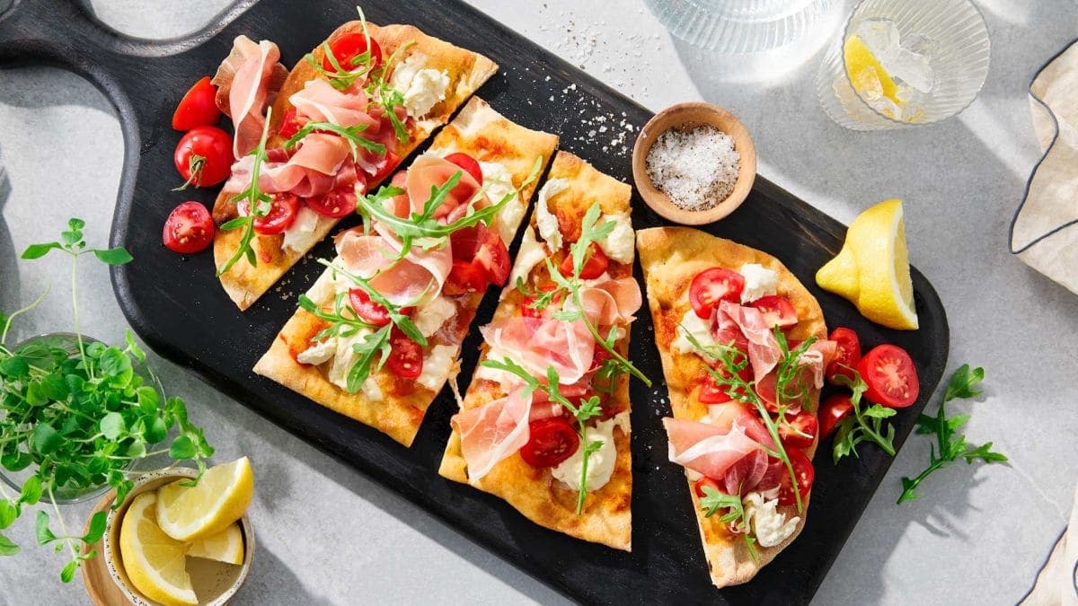 Pinsa med mozzarella og spekeskinke