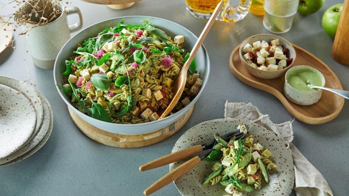 Pastasalat med salatost og pestodressing