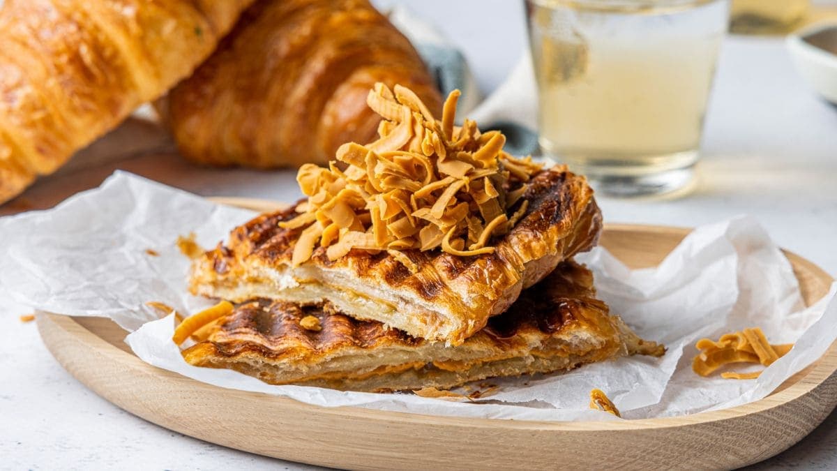Croissant med brunost og aprikos