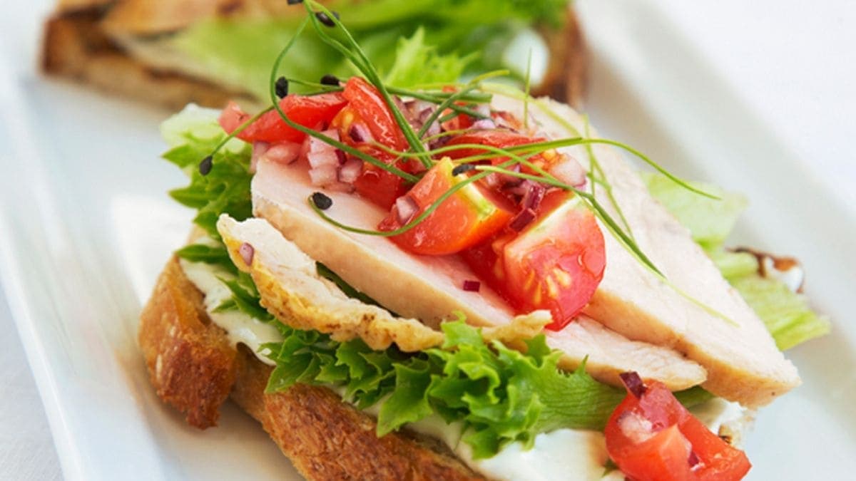 Grillet landbrød med kylling og kremost