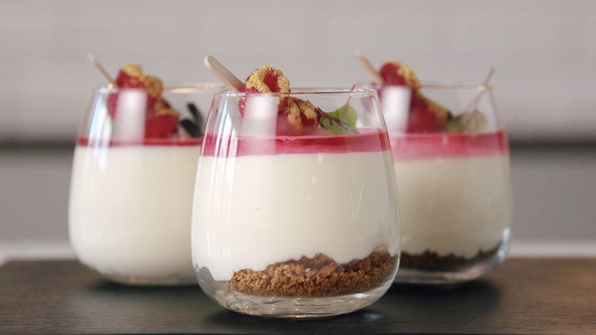 Ostekake med bringebærgelé
