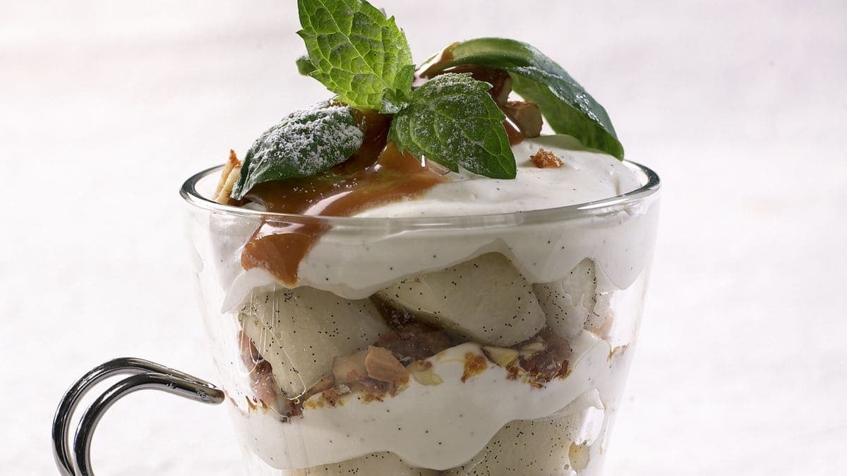 Tilslørte bondepiker med kremost og pære