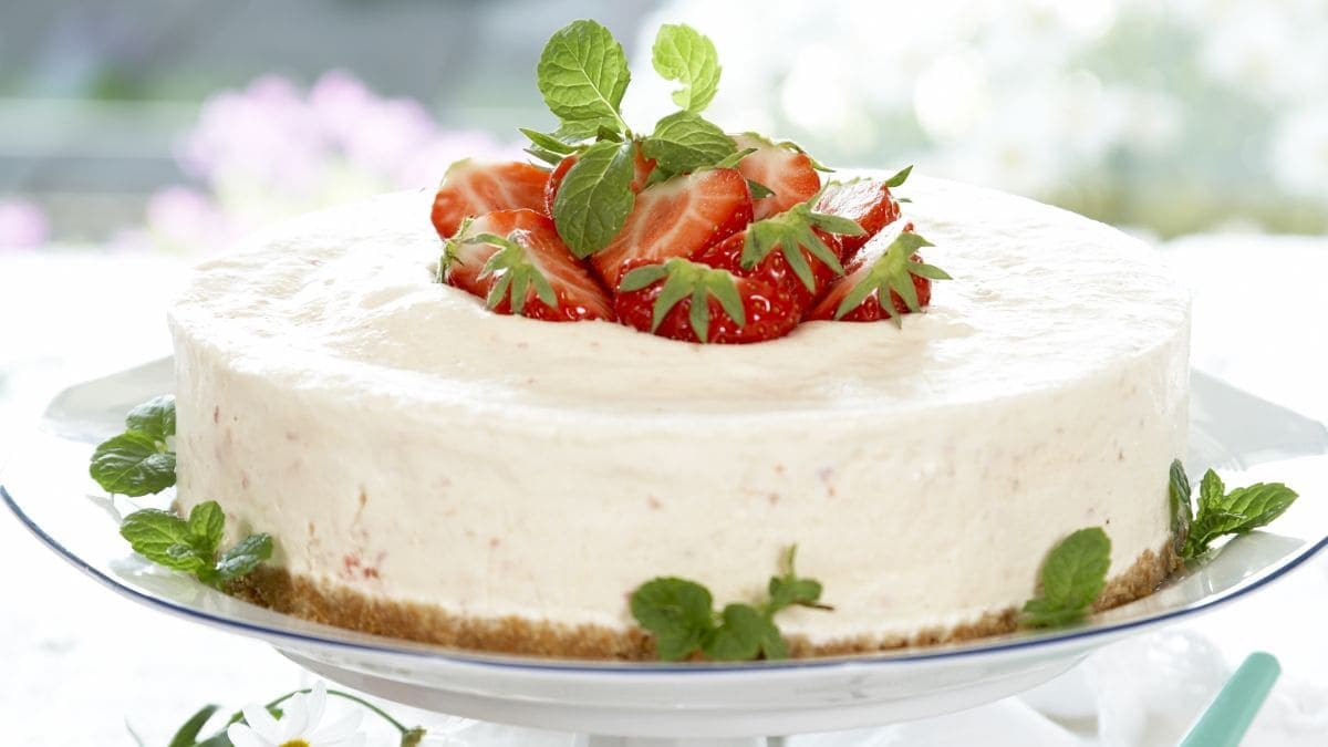 Softiskake med jordbær